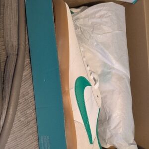 Nike White and Green Casual Shoes